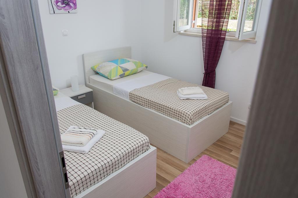 Apartment Gamma With Hydromassage Mini Pool Near Split Zrnovnica ภายนอก รูปภาพ