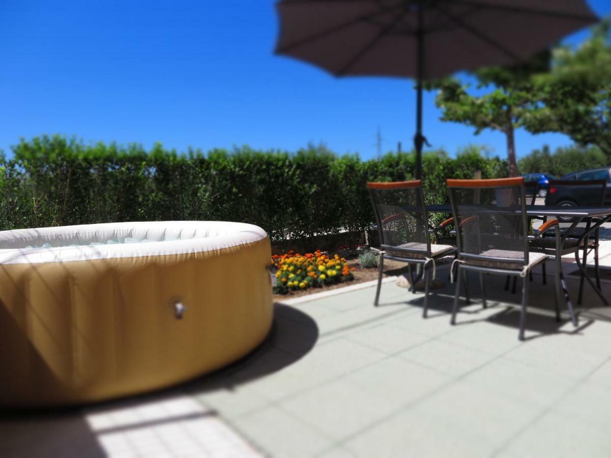 Apartment Gamma With Hydromassage Mini Pool Near Split Zrnovnica ภายนอก รูปภาพ