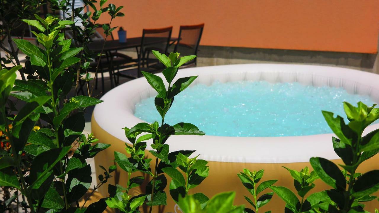 Apartment Gamma With Hydromassage Mini Pool Near Split Zrnovnica ภายนอก รูปภาพ